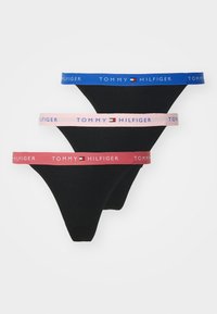 Drie paren zwarte slipjes met contrasterende elastische taillebanden in blauw, roze en rood, voorzien van het "TOMMY HILFIGER" logo.