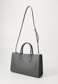 Bolso tote de cuero gris con dos asas y una correa de hombro desmontable. Superficie texturizada, forma rectangular, diseño minimalista, herrajes plateados.