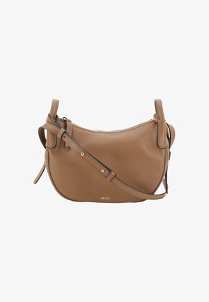 Hellbraune, halbmondförmige Schultertasche mit verstellbarem Trageriemen, goldfarbener Reißverschlussöffnung und kleinem goldenen "abro"-Logo auf der Vorderseite.