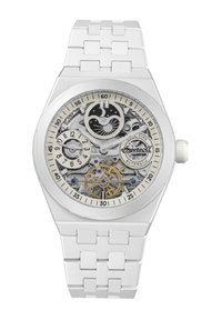 Witte automatische horloge met een skeletwijzerplaat die tandwielen onthult, een gestructureerde zilveren wijzerplaat en een schakelschakelband. Heeft gedurfde uurmarkeringen.