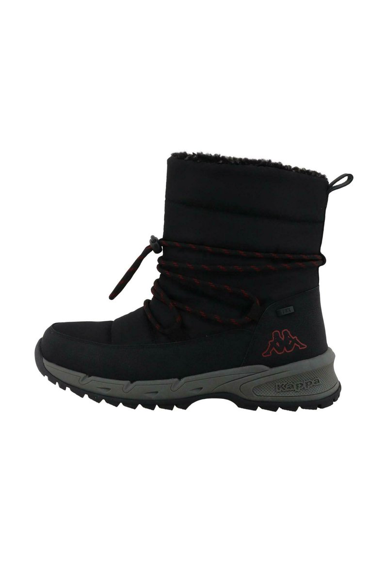 Botines negros con un upper texturizado, cordones rojos de acento y una suela de goma gris. Presentan un forro suave en la parte superior y un detalle de logo.