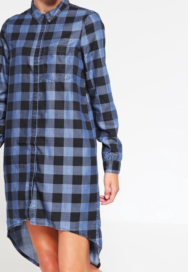 Robe-chemise à carreaux bleus et noirs, manches longues, col, poche avant, fermeture à boutons, ourlet asymétrique, en tissu doux.