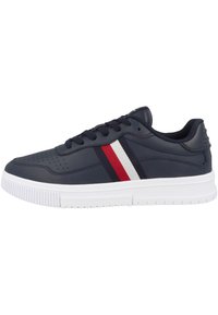 Sneaker blu navy con tomaia in pelle liscia, suola in gomma bianca e strisce rosse e bianche lungo il lato. Presenta dettagli perforati.