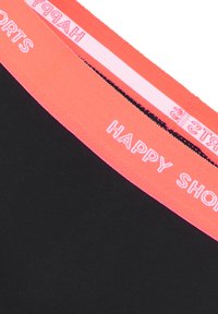 Zwarte shorts met een brede elastische tailleband in fel koraal met de tekst "HAPPY SHORTS". De stof lijkt soepel en rekbaar.