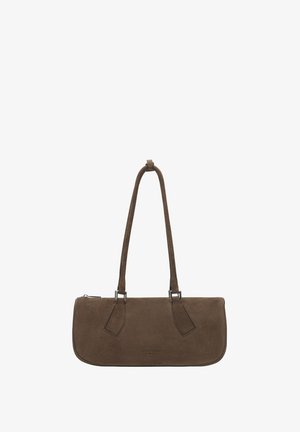 Prostokątna brązowa zamszowa torebka na ramię z długimi paskami i zamkiem błyskawicznym u góry, minimalistyczny design i subtelne grawerowanie marki.