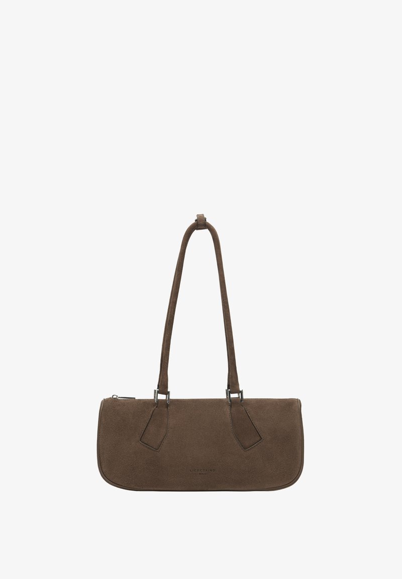 Rechteckige braune Umhängetasche aus Wildleder mit langen Riemen und einem Reißverschluss oben, minimalistisches Design und dezente Markenprägung.