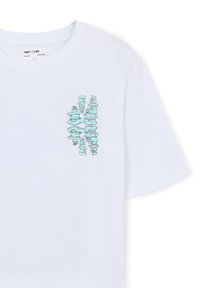 T-shirt bianco in cotone con un design impilato turchese sul lato sinistro. Maniche corte e scollatura a girocollo. Design semplice e pulito.