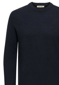 Maglione lavorato a maglia blu navy con collo rotondo, texture a coste e maniche lunghe. Etichetta con la scritta "ONLY & SONS." Design del tessuto altamente testurizzato.