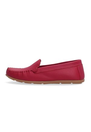 Rote Leder-Mokassins mit einer abgerundeten Spitze, gestickten Details an der Vorderseite und einer beige Gummisohle. Glatte Textur durchgehend.