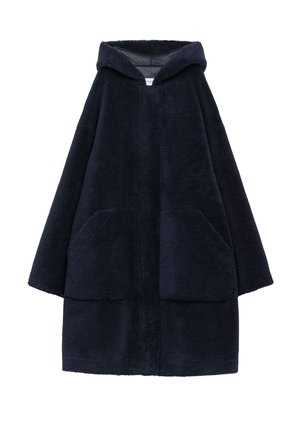 Robe con cappuccio di colore blu navy, realizzato in un morbido e soffice tessuto. Presenta due ampie tasche anteriori e una chiusura con bottone, con una vestibilità ampia e rilassata.