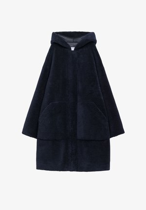 Marinblå, huvtröja gjort av mjuk, fluffig textil. Har två stora framfickor och en knappstängning, med en avslappnad oversized passform.