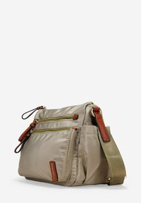 Bolso de hombro de nylon beige con tres bolsillos con cremallera, detalles en cuero marrón y una correa ancha. Textura suave y diseño espacioso.
