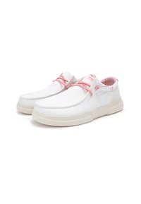Scarpe da ginnastica bianche con lacci rosa, basso profilo, punta arrotondata e suola in gomma beige testurizzata. L'interno presenta un motivo a righe.