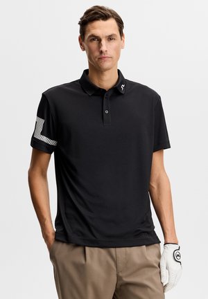 Sort poloshirt med knappet krave og stribede detaljer på ærmerne. Materialet virker let og glat.