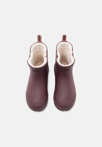 Bordeaux vattentäta kängor med en texturerad gummiutsida, mjukt fleecefoder och draghandtag för enkel påtagning. Vristhöjd design.