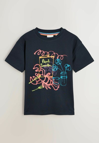 Temno modra bombažna majica s pisanim vezenim motivom cvetja, jastreba in besedilom "Paul Smith" v okvirju. Kratki rokavi, okrogel izrez.