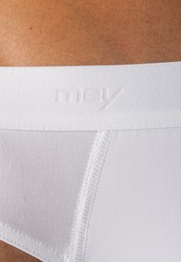 Weiße Unterhosen mit einem glatten, elastischen Bund mit geprägt Logo und einer Mischung aus weichen, dehnbaren Materialien für Komfort.
