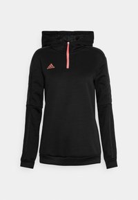 Sweatshirt à capuche noir avec un zip partiel à l'avant et une fermeture éclair rose. Présente des poignets élastiques et un petit logo Adidas rouge sur la poitrine.
