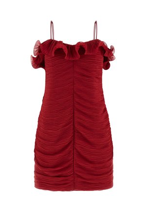 Czerwona sukienka o dopasowanym kroju, z marszczoną fakturą, falbankowym dekoltem i cienkimi ramiączkami. Gładka tkanina o delikatnym połysku.