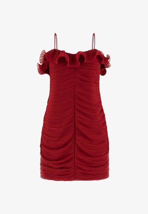 Czerwona sukienka o dopasowanym kroju, z marszczoną fakturą, falbankowym dekoltem i cienkimi ramiączkami. Gładka tkanina o delikatnym połysku.