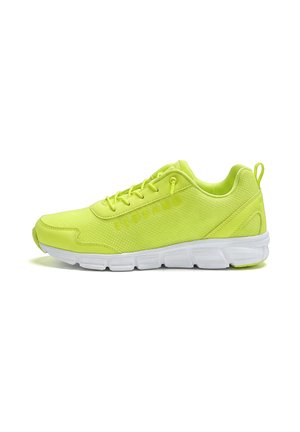 Neon-gelber Sportschuh mit Mesh- und synthetischem Obermaterial, Schnürverschluss, weißer segmentierter Sohle und Markenname an der Seite.