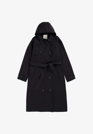Čierny trenčkot vyrobený z hladkej tkaniny, s kapucňou, dvojradovým zapínaním na čierne gombíky a zodpovedajúcim opaskom.