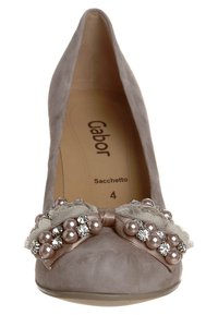 Escarpin en daim gris à talon haut avec un bout pointu, orné d'un nœud décoratif en ruban beige, perles et accents embellis.