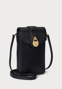 Svart läder crossbody-väska med en toppflik, guld-låsförstärkning och ett tunt justerbart band. Slank design med mjuk textur.
