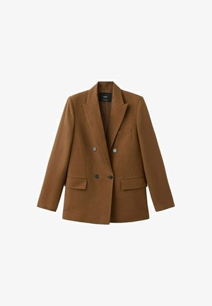 Blazer marron croisé à revers crantés, doté de quatre boutons, deux poches à rabat et une poche poitrine, présenté sur fond blanc.