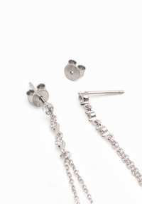 Silberne Ohrringe mit einem runden Stecker und einer langen Kette mit abwechselnden klaren Steinen und Gliedern, die ein elegantes, minimalistisches Design zeigen.