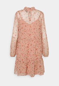 Růžové květinové šaty s dlouhými průhlednými rukávy, v-čkovým výstřihem, volánkovým lemem a detailem na zavázání u krku. Obsahují malé vícolorové květinové vzory po celém povrchu.