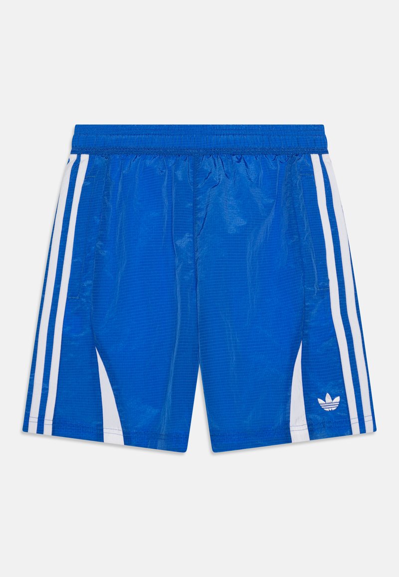 Shorts de sport bleus avec des rayures blanches sur les côtés, taille élastique et détail de logo. Fabriqués en matériau léger et texturé.
