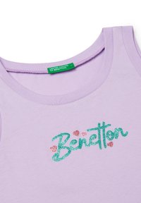 Top di cotone di colore viola chiaro, con colletto rotondo e scritta glitterata turchese "Benetton", embellita da piccoli cuori rosa.