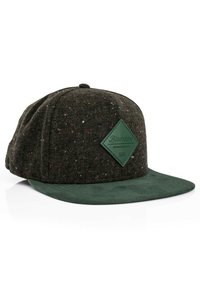 Tamna zelena snapback kapa od teksturirane tkanine s višebojnim točkicama. Ima zeleni kožni pečat s logotipom u obliku dijamanta.