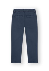 Pantalones azul marino de algodón, con una textura suave, piernas rectas y dos bolsillos traseros. La cinturilla incluye presillas para el cinturón.