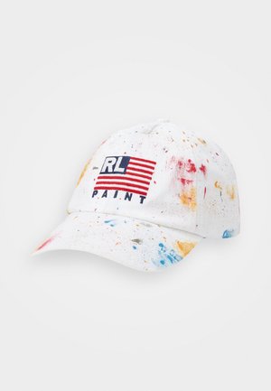 Casquette de baseball blanche avec des éclaboussures de peinture colorées et un drapeau brodé à rayures rouges avec le texte "RL PAINT" sur le devant.