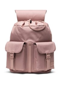 Prašný ružový ruksak s dvoma prednými vreckami, sponovými popruhmi, šnurovaním a klopou na bielom pozadí.