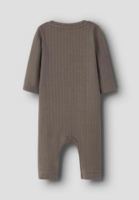 Brun ribbet jumpsuit med lange ærmer, rund halsudskæring og åbne ben. Blødt stof med subtile lodrette linjer og sømløse kanter.