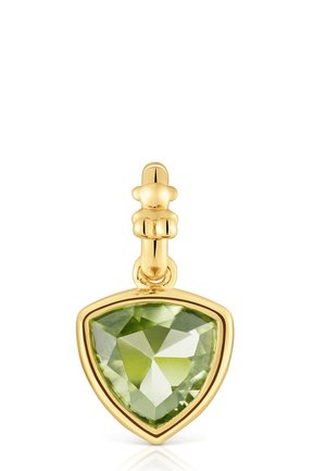 Colgante de oro con una piedra preciosa triangular verde, con una superficie lisa y pulida y un asa simple y redondeada para su sujeción.
