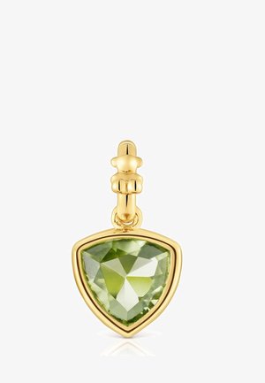 Colgante de oro con una piedra preciosa triangular verde, con una superficie lisa y pulida y un asa simple y redondeada para su sujeción.