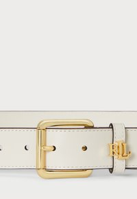 Balta odinė diržas su auksine stačiakampio formos sagtimi, auksiniu logotipu ir tolygiai išdėstytais skylutėmis reguliavimui.