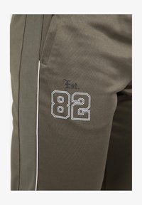 Geselecteerd, army green