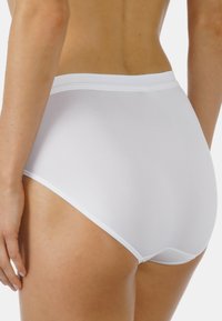 Slip in cotone bianco a vita alta con superficie liscia, cintura elastica e bordi senza cuciture per il massimo comfort. Adatti per l'uso quotidiano.