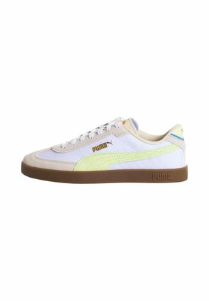 Zapatilla blanca y beige con una franja verde claro, suela de goma y acentos de logo dorado. Presenta una parte superior de malla y elementos de ante texturizado.