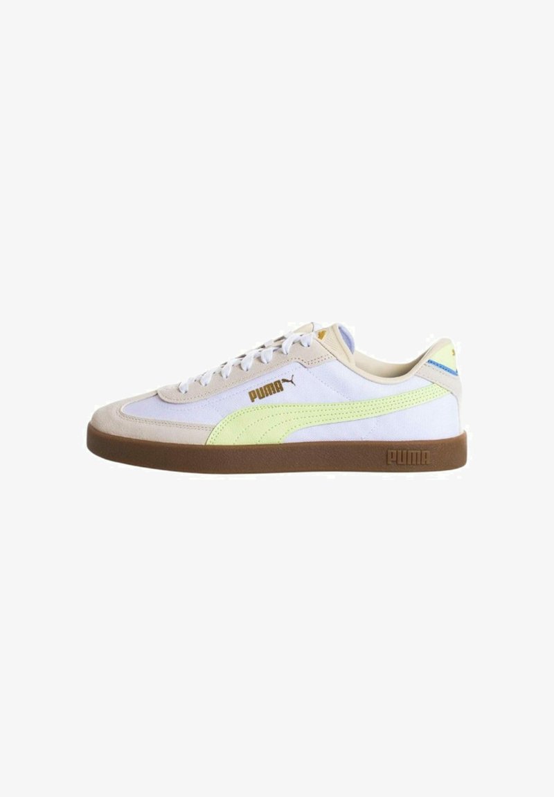 Sneaker bianca e beige con una striscia verde chiaro, suola in gomma e accenti in oro. Presenta una tomaia in mesh e elementi in suede testurizzato.