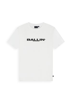 Wit T-shirt met korte mouwen en ronde hals met zwarte dikke "BALLIN." tekst gecentreerd op de voorkant.