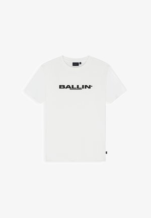 Wit T-shirt met korte mouwen en ronde hals met zwarte dikke "BALLIN." tekst gecentreerd op de voorkant.