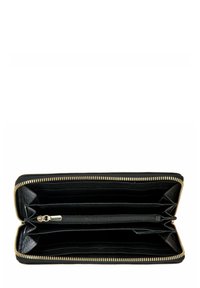 Cartera de piel negra con diseño de cierre alrededor, que cuenta con múltiples compartimentos para tarjetas, un compartimento central con cremallera y herrajes en tono dorado.