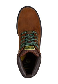 Bota impermeable marrón con cordones verdes y marrones, cuello acolchado, forro interior amarillo y logotipo en la lengüeta. Suela resistente para tracción.