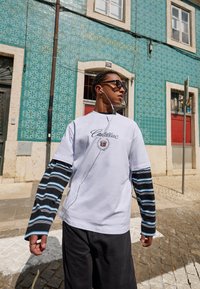 Bershka SHORT SLEEVE CADILLAC  - Nyomott mintás póló - white